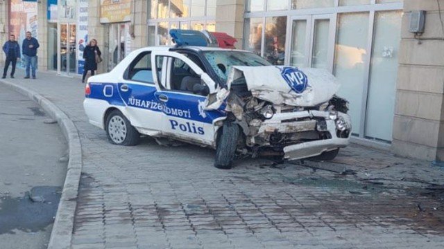 Azərbaycanda polis qəzaya düşüb ÖLDÜ