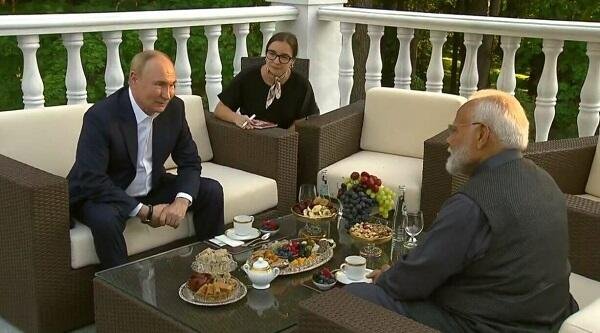 Putin Modini çaya qonaq etdi, elektrokarda gəzdirdi - Video