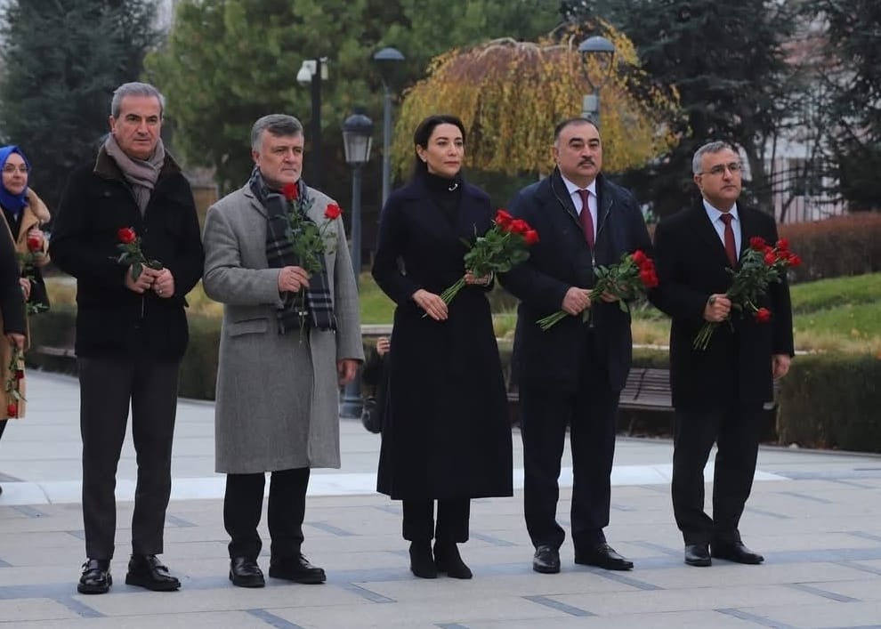 Mediatorlar Azərbaycan Ombudsmanı və səfir ilə birlikdə Ankarada Heydər Əliyevin abidəsini ziyarət edib