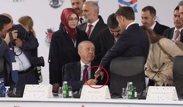 Ərdoğan Makronun uzun barmağını tutaraq... - Video